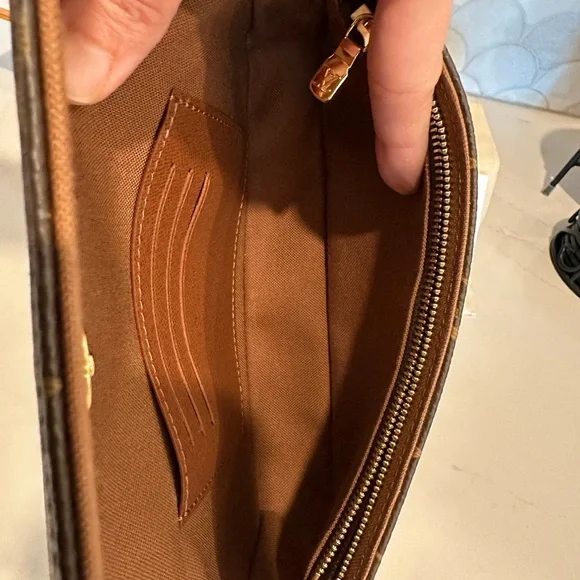 Louis Vuitton Ivy wallet on chain - Picture 13 of 17